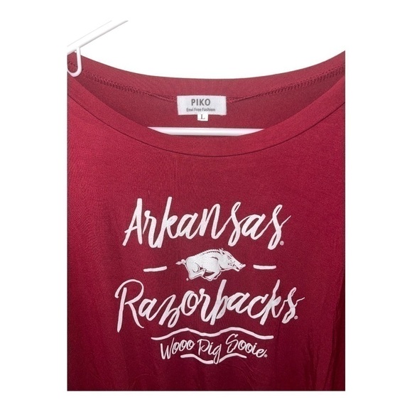 𝅺piko BRAND UNIVERSITY OF ARKANSAS RAZORBACKS SIDE KNOT HOGS TOP SIZE LARGE - Picture 2 of 3